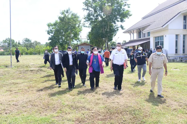 รมช.ประภัตร นำทีมกระทรวงเกษตรฯ ตรวจเยี่ยมท่าเรือพาณิชย์เชียงแสน ผลักดันองค์การสะพานปลา หารือการท่าเรือแห่งประเทศไทย ปักหมุดทำท่าบก หวังนำร่องเป็นศูนย์กระจายสินค้าสัตว์น้ำ - สินค้าเกษตรของประเทศ