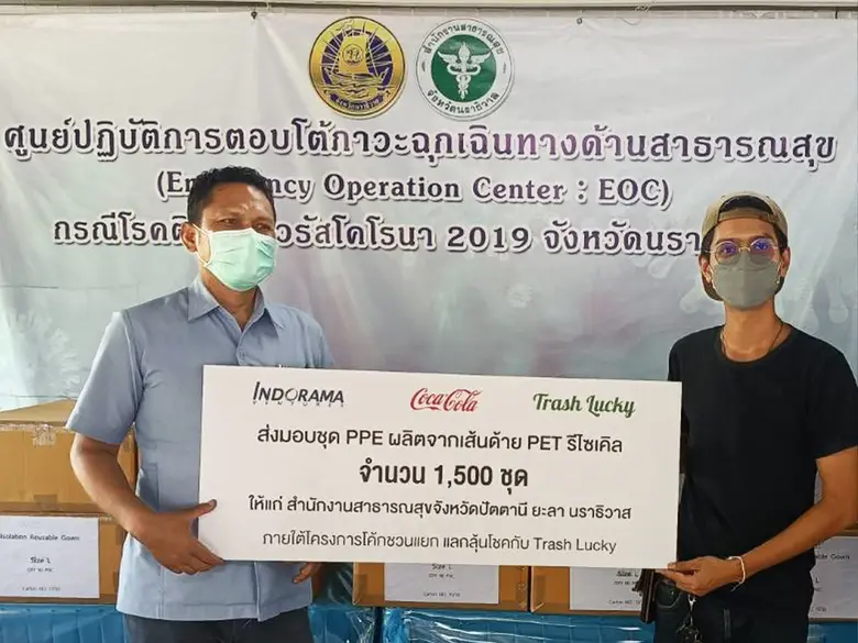 โคคา-โคล่า จับมือ อินโดรามา เวนเจอร์ส และแทรชลัคกี้ ส่งมอบชุด PPE ผลิตจากขวด PET รีไซเคิล ช่วยเหลือบุคลากรด่านหน้าใน 3 จังหวัดชายแดนภาคใต้