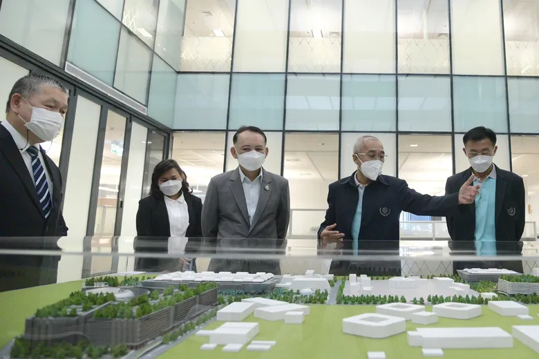 พพ. ปลื้มผลงานเด่น Thailand Energy Awards 2021 รุกเยี่ยมชมเรือ EV และต้นแบบอาคาร Zero Energy Building