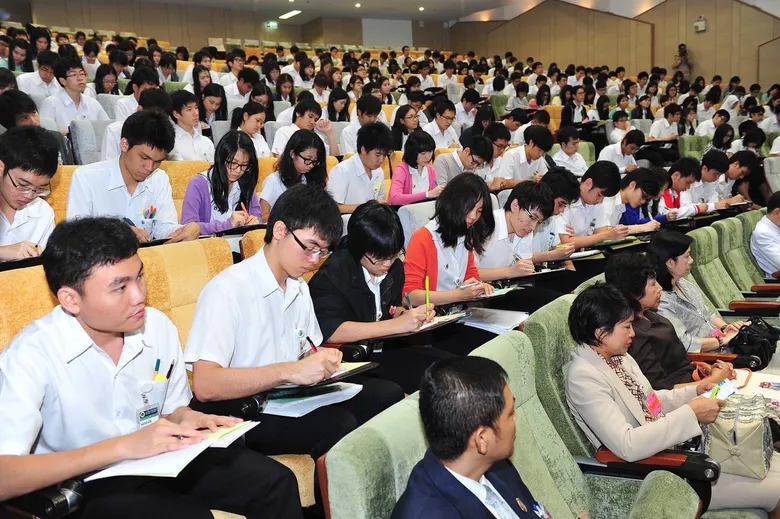 คณะแพทยศาสตร์ศิริราชพยาบาล ดันหลักสูตรควบ 2 ปริญญา Hybrid Program 6 ยกกำลัง 1 ผลิตแพทย์พันธุ์ใหม่ ตอบโจทย์โลกแห่งอนาคตที่ไร้ขีดจำกัด