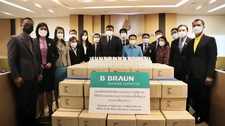 บี. บราวน์ ปกป้องครูและนักเรียนทั่วประเทศรับเปิดเรียนอย่างเป็นทางการ มอบเจลล้างมือแอลกอฮอล์ "ซอฟตา-เจล" 13,000 ขวด ลดเสี่ยงโควิด-19