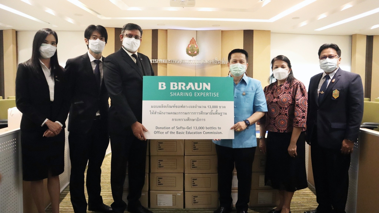 บี. บราวน์ ปกป้องครูและนักเรียนทั่วประเทศรับเปิดเรียนอย่างเป็นทางการ มอบเจลล้างมือแอลกอฮอล์ "ซอฟตา-เจล" 13,000 ขวด ลดเสี่ยงโควิด-19