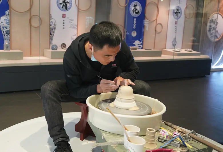 Xinhua Silk Road: เมืองเกาอันในมณฑลเจียงซีจัดแสดงศิลปะเครื่องลายครามจีนโบราณ