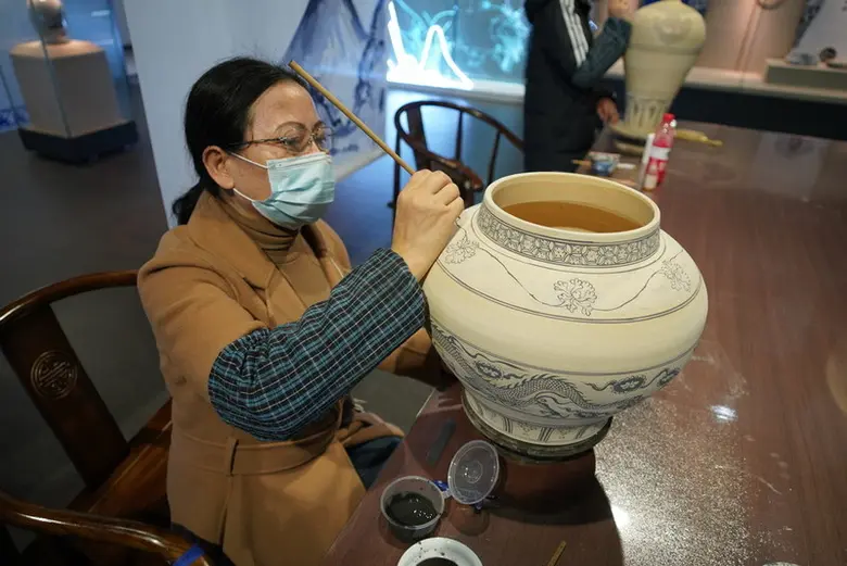 Xinhua Silk Road: เมืองเกาอันในมณฑลเจียงซีจัดแสดงศิลปะเครื่องลายครามจีนโบราณ