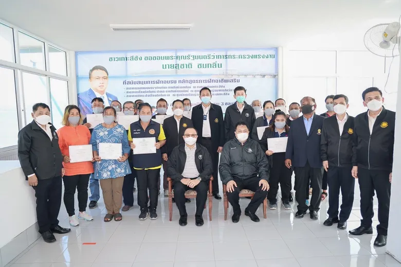 รมว.สุชาติ ขับเคลื่อนโมเดลใหม่ BCG สร้างเศรษฐกิจฐานราก ฝึกทักษะทำกระชังปลาทะเล ควบขายออนไลน์