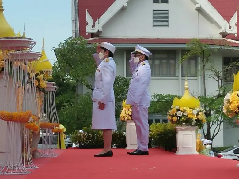 สนพ.สมุทรสาคร ร่วมพิธีวางพานพุ่มดอกไม้และถวายบังคม หน้าพระบรมฉายาลักษณ์ พระบาทสมเด็จพระบรมชนกาธิเบศร มหาภูมิพลอดุลยเดชมหาราช บรมนาถบพิตร