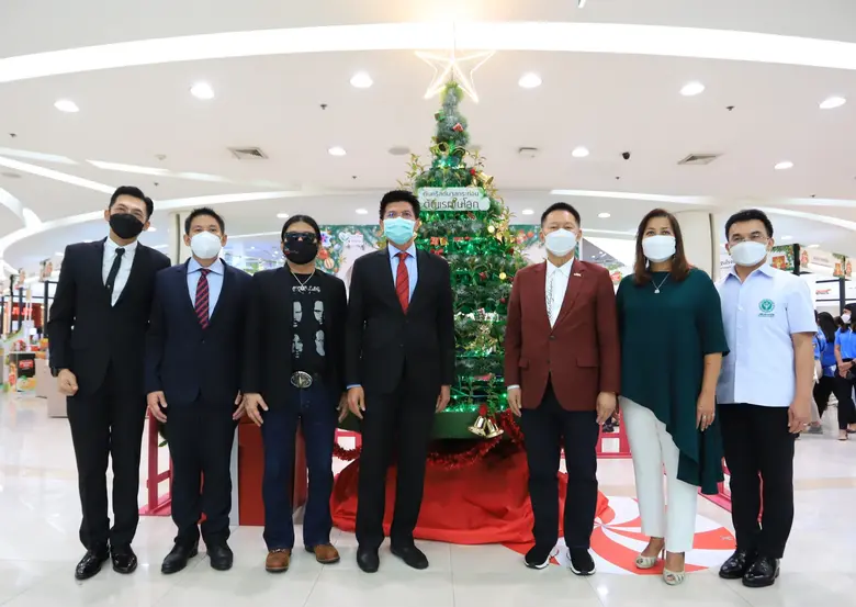 ผู้บริหารเอ็ม บี เค ร่วมต้อนรับ รัฐมนตรีช่วยว่าการกระทรวงสาธารณสุข เปิดต้นคริสต์มาสกระท่อม ต้นแรกของโลกและเมืองไทย