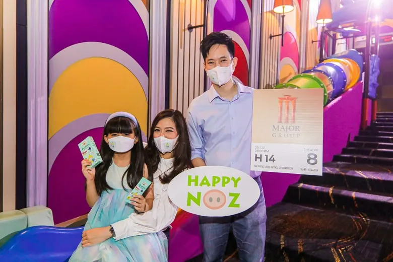 เมเจอร์ ซีนีเพล็กซ์ กรุ้ป ร่วมกับ Happy Noz สร้างสุขในวันเด็ก ซื้อตั๋วหนังทุก 1 ที่นั่ง รับฟรี!! สติ๊กเกอร์หัวหอมแปะแมส ให้ดูหนังแบบสดชื่นและมั่นใจ