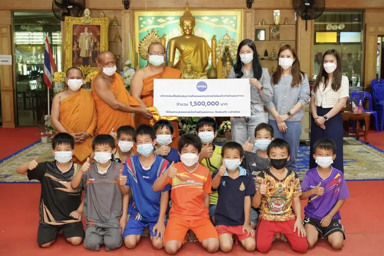 นีเวีย มอบเงิน 1.5 ล้านบาทจากโครงการ "เพราะแคร์...จึงแบ่งปัน"  ให้วัดสระแก้ว เพื่อส่งเสริมคุณภาพชีวิตที่ดีขึ้นให้เด็กผู้ด้อยโอกาส