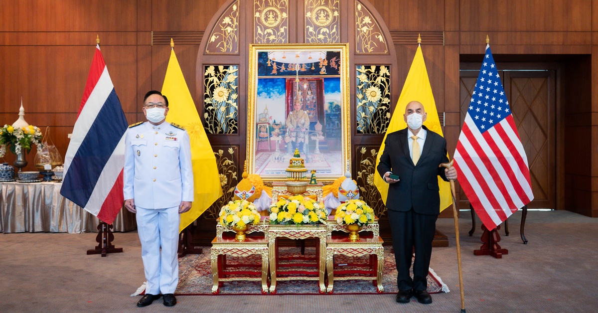 นายเดวิด ไลแมน บริษัท ติลลิกีแอนด์กิบบินส์ เข้ารับพระราชทานเครื่องราชอิสริยาภรณ์ดิเรกคุณาภรณ์ "เบญจมดิเรกคุณาภรณ์"