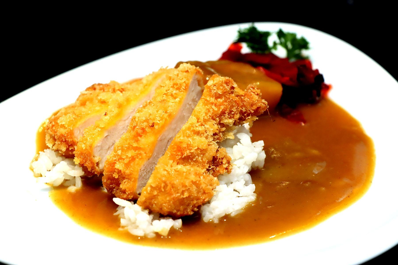 ข้าวแกงกะหรี่ญี่ปุ่น ที่โรงแรม ดิ เอมเมอรัลด์