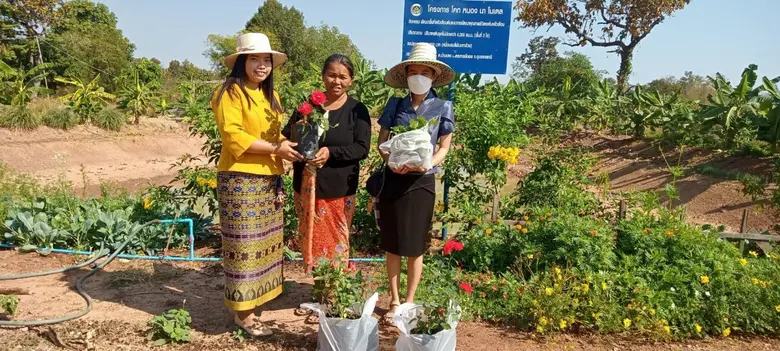 พาชมผลผลิตเต็มตาที่ "โคก หนอง นา พช." อ.ตระการพืชผล จ.อุบลฯ สร้างความสุขและคลังอาหารที่สมบูรณ์