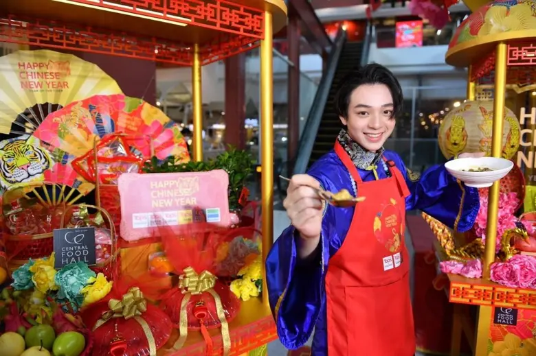 กรี๊ดสนั่นลั่น "เซ็นทรัล ฟู้ด ฮอลล์" ชวน "บาส-สุรเดช" อวดฝีมือขั้นเซียน ทำเมนูมงคลให้แฟนคลับเฮง เฮง ลัคกี้รับตรุษจีนปีเสือทอง