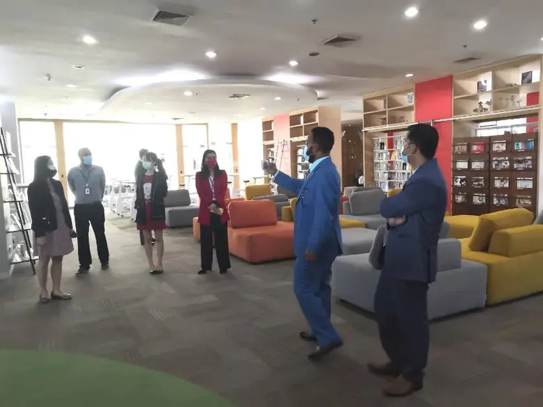 สถาบัน Forbes College เยี่ยมชม สำนักหอสมุด ม.ศรีปทุม