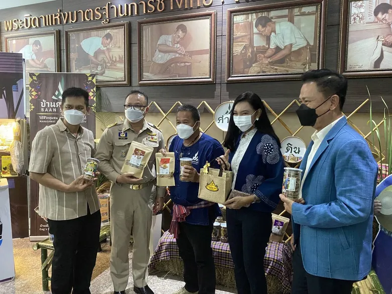 กระทรวงอุตสาหกรรมจับมือกับดีแทคเน็ตทำกิน นำดิจิทัลเชื่อมต่อภูมิปัญญาท้องถิ่นยกระดับ "หมู่บ้านอุตสาหกรรมสร้างสรรค์" พร้อมฟื้นฟูการท่องเที่ยววิถีใหม่ ตั้งเป้ารายได้กว่า 250 ล้านบาท