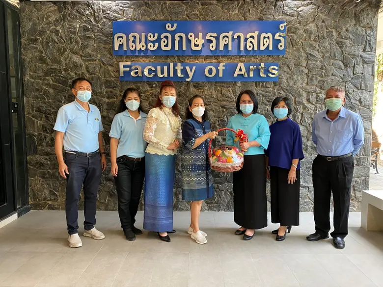 คณะกรรมการบริหารสมาคมศิษย์เก่าคณะอักษรศาสตร์เข้าพบสวัสดีปีใหม่ คณะผู้บริหารคณะอักษรศาสตร์ มหาวิทยาลัยศิลปากร
