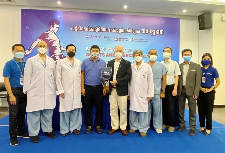 สถาบันเวชศาสตร์การกีฬาและออกกำลังกาย (BASEM) รพ.กรุงเทพ นำทีมแพทย์ไทย บินไปผ่าตัดเอ็นไขว้หน้าเข่าขวา "จัน วัฒนากา" นักฟุตบอลทีมชาติกัมพูชา คาดพัก 6 เดือน