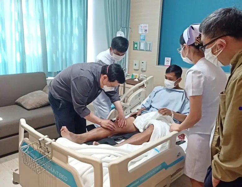 สถาบันเวชศาสตร์การกีฬาและออกกำลังกาย (BASEM) รพ.กรุงเทพ นำทีมแพทย์ไทย บินไปผ่าตัดเอ็นไขว้หน้าเข่าขวา "จัน วัฒนากา" นักฟุตบอลทีมชาติกัมพูชา คาดพัก 6 เดือน