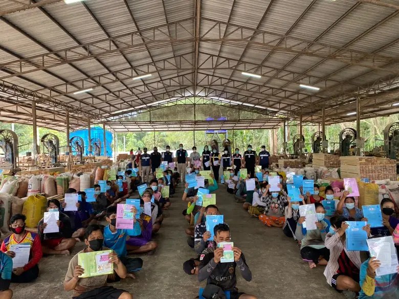 สถาบันพัฒนาฝีมือแรงงาน 11 สุราษฎร์ธานี ร่วมตรวจบูรณาการป้องกันการบังคับใช้แรงงานหรือบริการและการค้ามนุษย์ด้านแรงงานจังหวัดสุราษฎร์ธานี