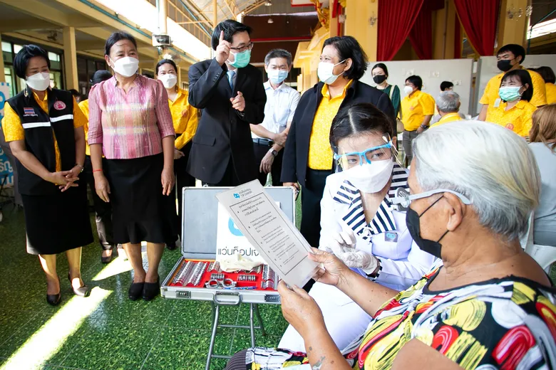 แว่นท็อปเจริญ ร่วมกับ กรมกิจการผู้สูงอายุ จัดกิจกรรมตรวจวัดสายตาและประกอบแว่นฟรีให้แก่ผู้สูงอายุ ภายใต้โครงการ "ร้อยรัก ร้อยดวงใจ มอบแว่นตาให้ผู้สูงวัย"