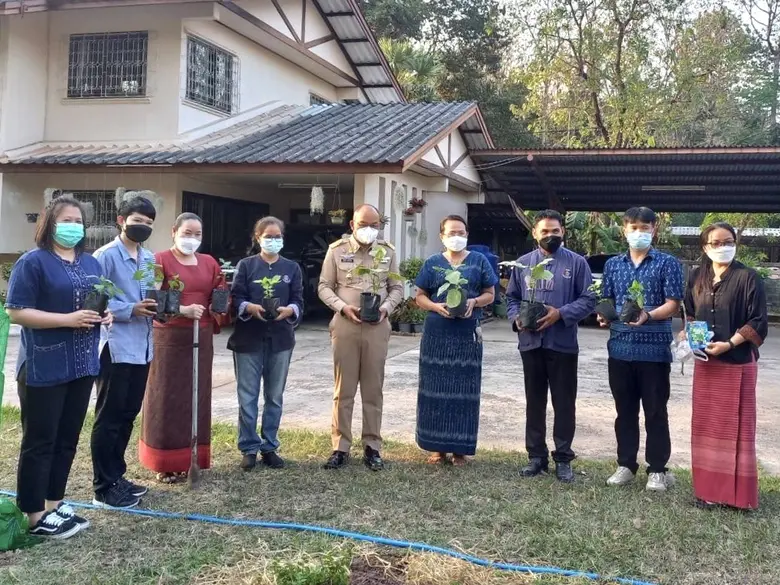 พช.อุบลฯ นำทัพเปิดบ้านรองผู้ว่าฯอุบล ปลูกผักสวนครัวเพื่อสร้างความมั่นคงทางอาหาร กิจกรรม "ผู้นำต้นแบบตัวอย่างที่เห็นจริง"
