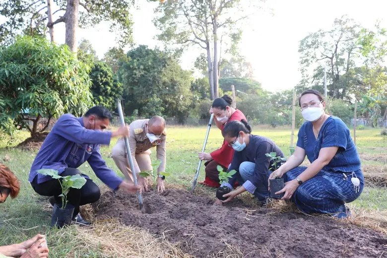 พช.อุบลฯ นำทัพเปิดบ้านรองผู้ว่าฯอุบล ปลูกผักสวนครัวเพื่อสร้างความมั่นคงทางอาหาร กิจกรรม "ผู้นำต้นแบบตัวอย่างที่เห็นจริง"