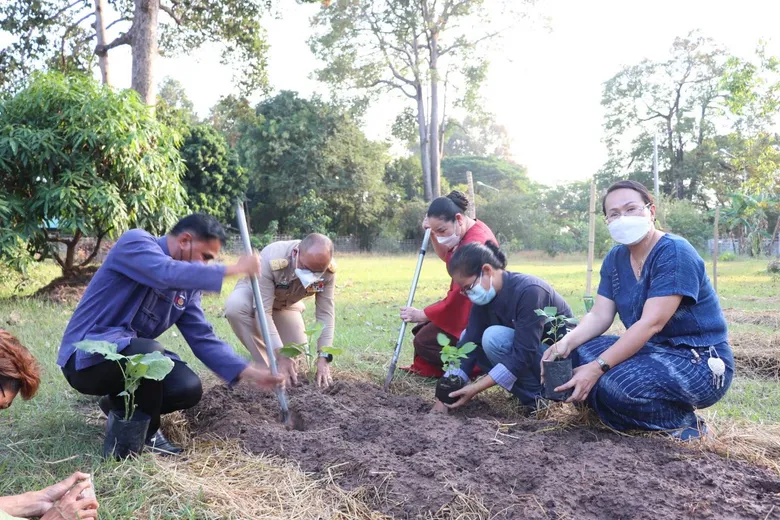 พช.อุบลฯ นำทัพเปิดบ้านรองผู้ว่าฯอุบล ปลูกผักสวนครัวเพื่อสร้างความมั่นคงทางอาหาร กิจกรรม "ผู้นำต้นแบบตัวอย่างที่เห็นจริง"