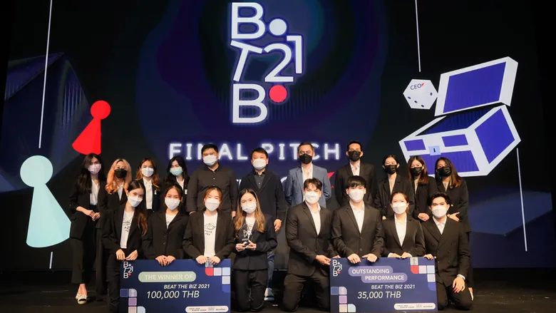 คุณจี๊บ เทพอาจ ตบรางวัล 100,000 บาทให้แก่ทีม "PANGPAO" 4 สาวเก่งจากธุรกิจซาลาเปาผู้ได้รับรางวัลชนะเลิศในการประกวด Beat the Biz 2021 โครงการคุณภาพจาก CEO Chula