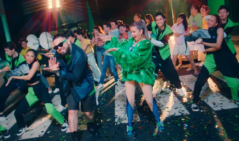 ว้าว! หนักมาก "ธนา โพธิกำจร" ผู้บริหาร LINE BK โผล่เซอร์ไพรส์ใน MV "ที่พึ่งทางไลน์" ของ ใบเตย อาร์สยาม Feat. URBOYTJ
