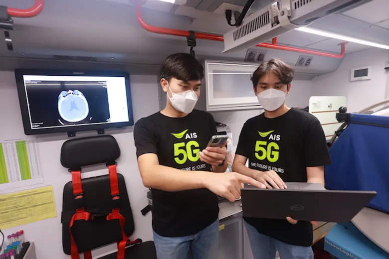 AIS ต่อยอดขีดความสามารถ 5G ผสานพลัง คณะแพทย์ศิริราชฯ - คณะวิศวฯ มหิดล ขยายผลความสำเร็จ Mobile Stroke Unit สู่พื้นที่ห่างไกล สร้างโอกาส ช่วยผู้ป่วยโรคหลอดเลือดสมอง เข้าถึงการรักษาอย่างเท่าเทียม