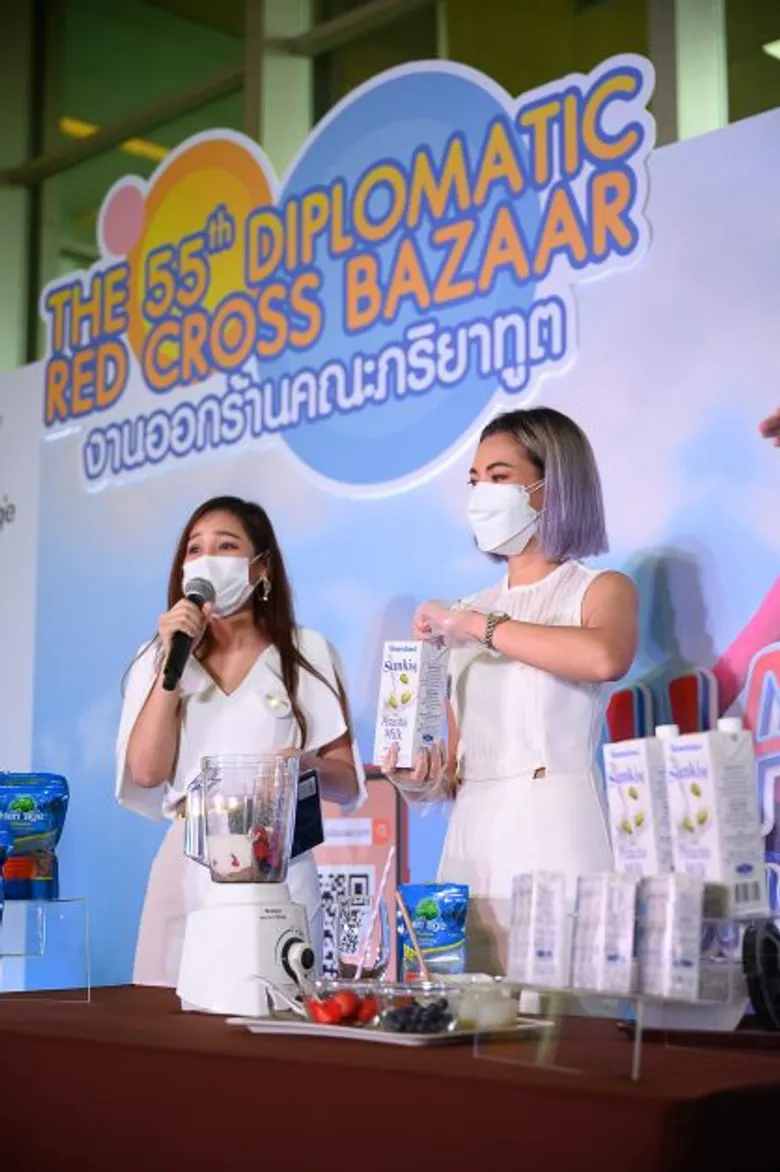ซันคิสท์ เครื่องดื่มน้ำนมพิสทาชิโอ โชว์สาธิตเมนูสุดพิเศษเหมาะสำหรับทุกคนในครอบครัว ในงานออกร้านคณะภริยาทูต ครั้งที่ 55