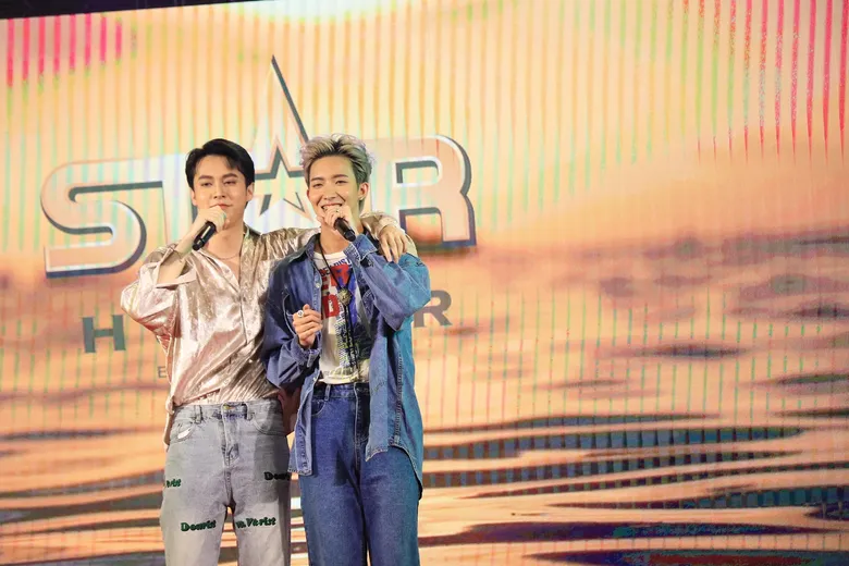 สุดฟินโชว์พิเศษ เชียร์มันส์กีฬาสีของเหล่าศิลปินและวงไอดอล ในงาน Idol EXCHANGE@เอ็ม บี เค เซ็นเตอร์