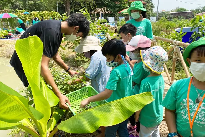 ศูนย์สาธิตการบริบาลฯ มรภ.พระนคร เสริมสร้างทักษะเด็กปฐมวัย จัดโครงการ "หนูน้อยเรียนรู้ทักษะชีวิต จากศูนย์การเรียนรู้โคก หนอง นา โมเดล"