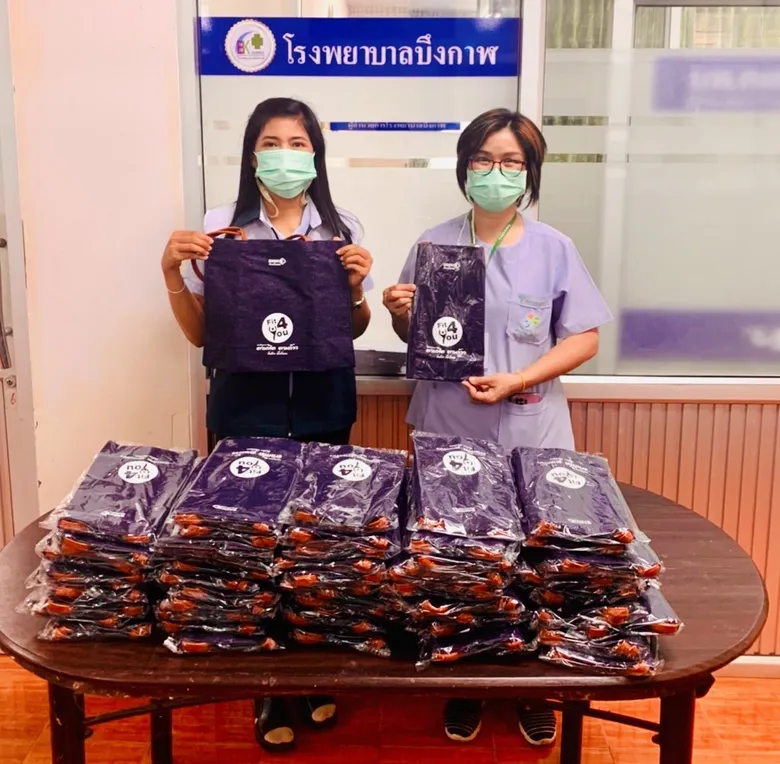 สินมั่นคงประกันภัยรักษ์โลก มอบถุงผ้าใส่ยาให้กับสถานพยาบาล