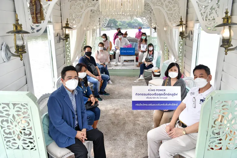 คิง เพาเวอร์ จัดทริปสุดพิเศษนำทีมลูกค้าคนสำคัญ ล่องเรือไหว้พระเสริมมงคลกับ อ.ช้าง ทศพร ให้นักช้อปเสริมเฮงแก้ปีชง