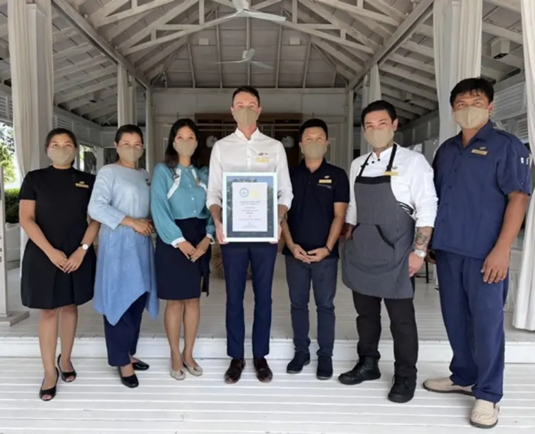 อองตวน เดนดา (กลาง) ผู้จัดการทั่วไป โรงแร...