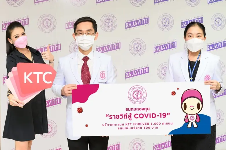 นายแพทย์จินดา โรจนเมธินทร์ (กลาง) ผู้อำนว...