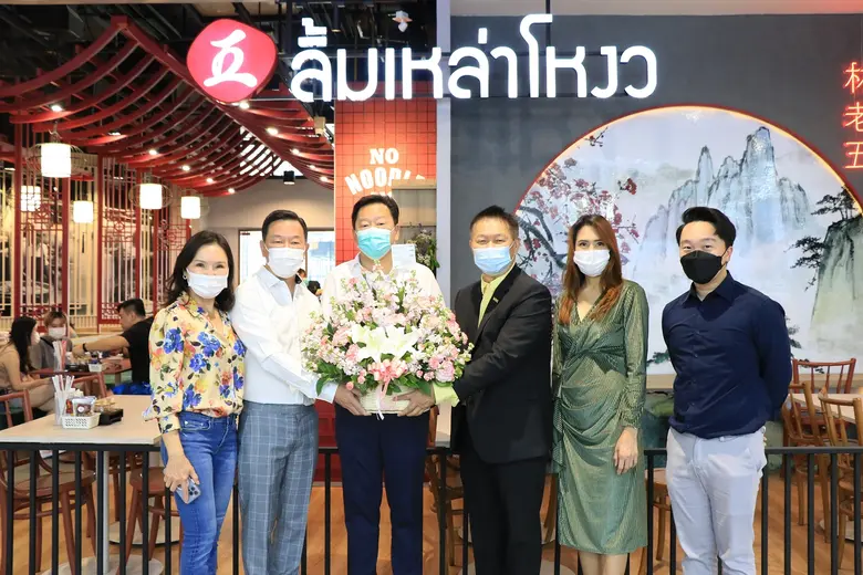 เอ็ม บี เค เซ็นเตอร์ มอบดอกไม้แสดงความยินดีเปิดร้านใหม่ "ลิ้มเหล่าโหงว" ก๋วยเตี๋ยวลูกชิ้นปลาในตำนาน