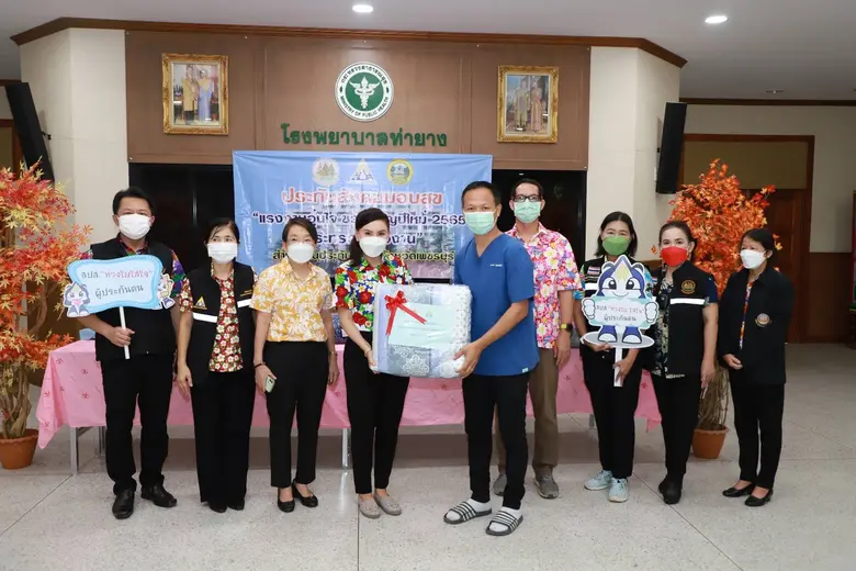 รมว. เฮ้ง ส่งที่ปรึกษา "ธิวัลรัตน์" เยี่ยมผู้ประกันตนเนื่องในวันสงกรานต์