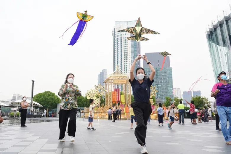 ไอคอนสยาม ชวนสนุกกับกิจกรรม "ICONSIAM SUMMER KITE PLAYGROUND" เพลิดเพลินกับการเล่นว่าว และชมว่าวนานาชาติ ว่าวแฟนซี พร้อมชมนิทรรศการว่าวไทย 4 ภาค วันนี้ - 24 เม.ย. 65