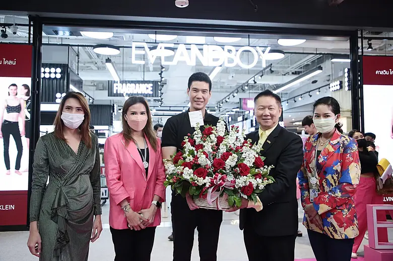 ศูนย์การค้าเอ็ม บี เค เซ็นเตอร์ นำโดย นาย...