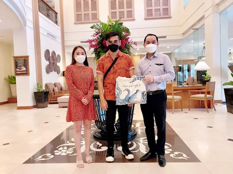 กิตติเดช คุ้มม่วง (ขวา) ผู้จัดการ โรงแรมแ...