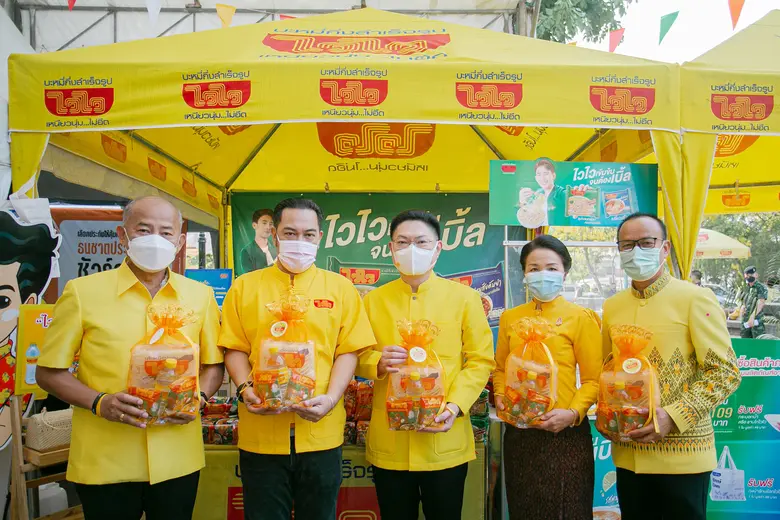 นายเมธาพร พุกพิบูลย์ (ที่ 2 ซ้าย) ผู้ช่วย...