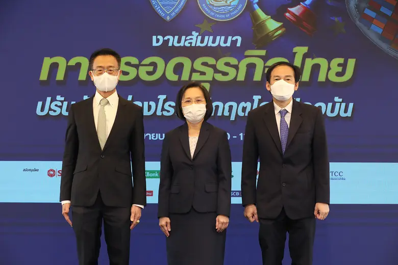 นางขวัญใจ เตชเสนสกุล (กลาง) ผู้ช่วยกรรมกา...