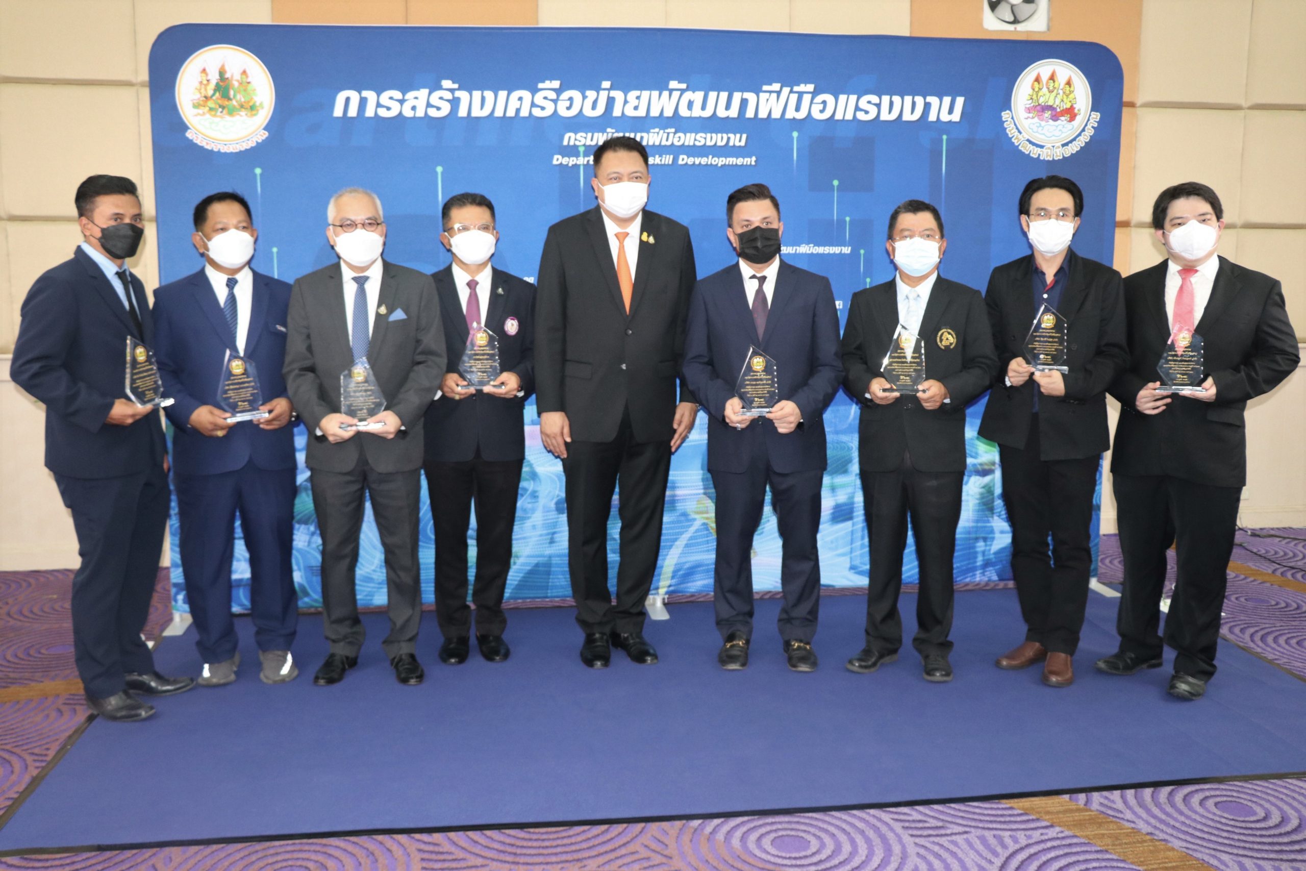รมว.แรงงาน มอบโล่เชิดชูเครือข่ายพัฒนาฝีมือแรงงาน 31 แห่ง