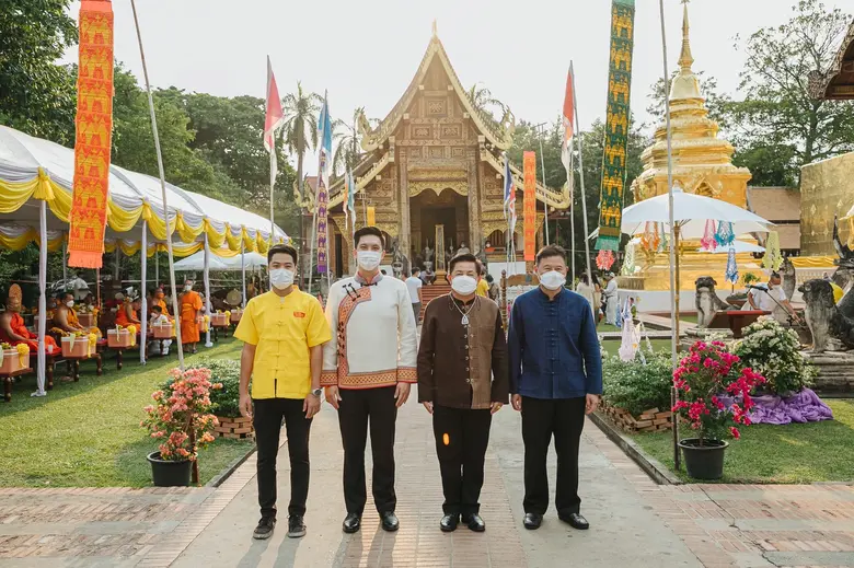 นายธนปกรณ์ วูวงศ์ (ที่1ซ้าย) ผู้ช่วยผู้จั...