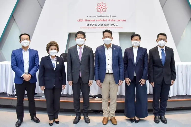 นายสุพันธุ์ มงคลสุธี (ที่ 3 จากขวา) ประธา...