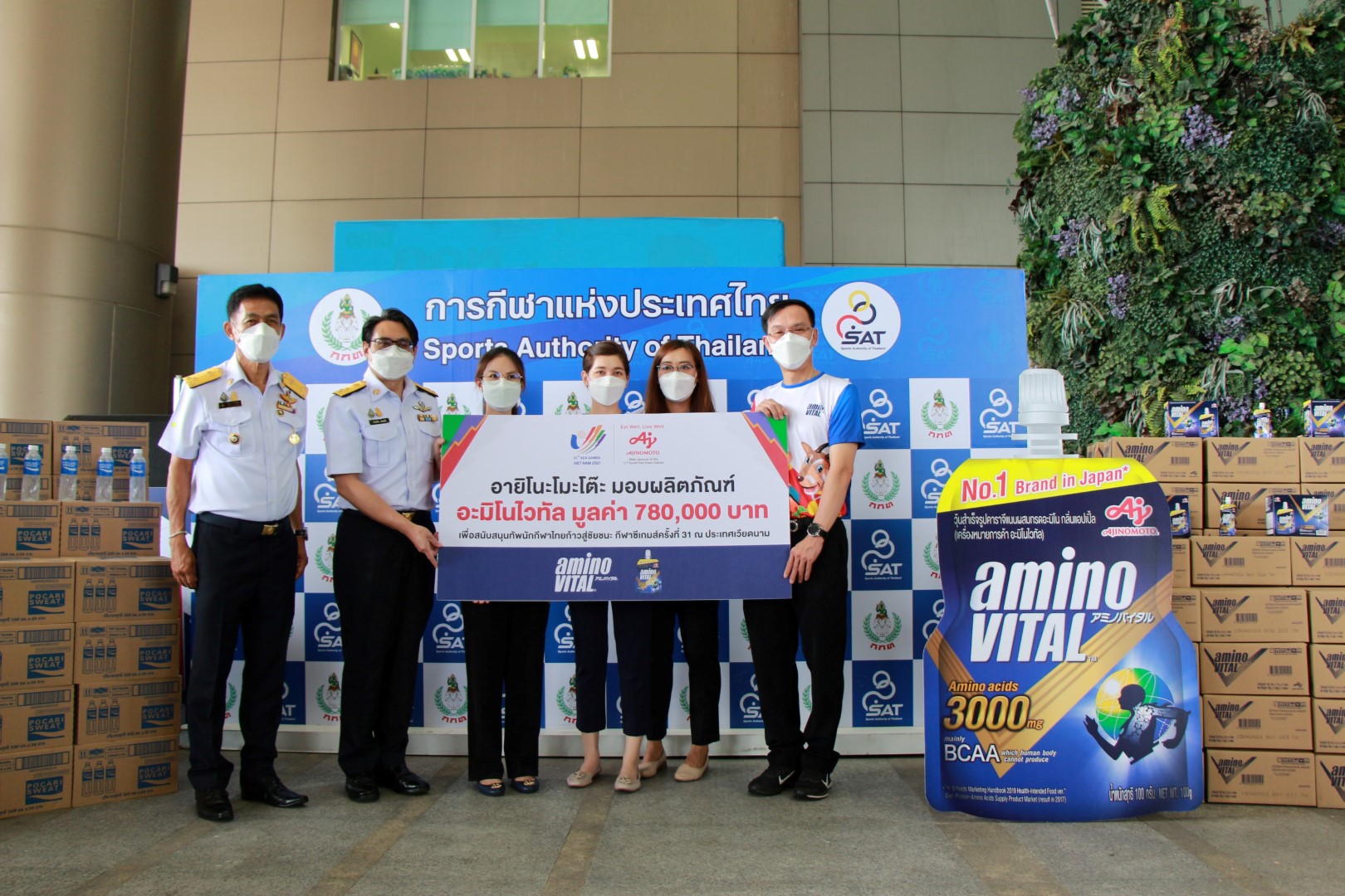เมื่อเร็วๆ นี้ ทองดี ปาโส (ขวาสุด) กรรมกา...