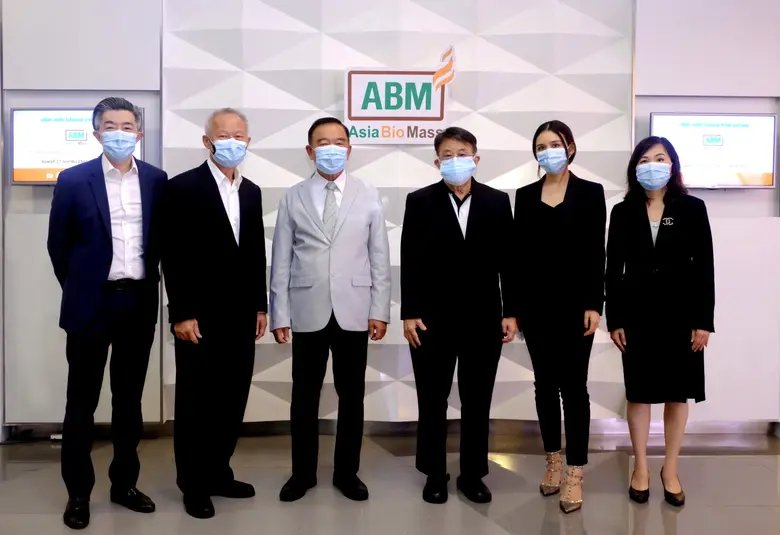 นายอภิสิทธิ์ รุจิเกียรติกำจร ประธานกรรมกา...