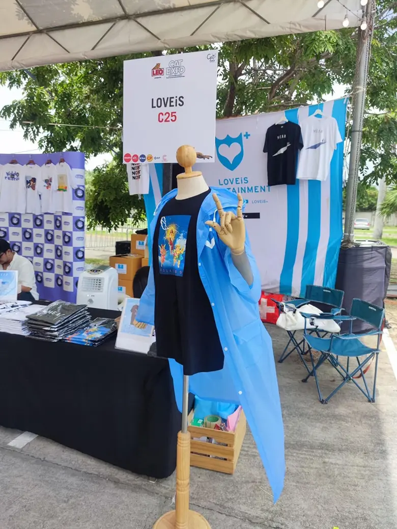 จี๊บ เทพอาจ ผู้มาก่อนกาลทำนายฝนอย่างแม่นยำ สั่งผลิต "เสื้อกันฝน" กว่าพันตัว เพื่อแจกในงาน Cat Expo 8